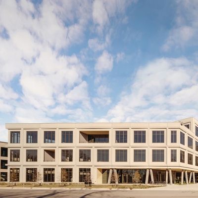 Prefabrik Ticari Çelik Yapı Ofis Binası Rüzgar Geçirmez Geniş Açıklıklı ISO9001