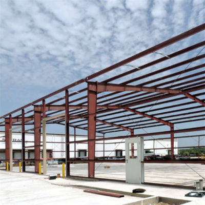 Sandviç paneli duvarı ve galvanizli yüzeyli özel çelik yapı depo.