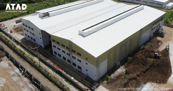 Eğimli çatılı ve beton temelli, büyük bir prefabrik çelik yapı ofis binası