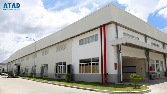 Eğimli çatılı ve beton temelli, büyük bir prefabrik çelik yapı ofis binası